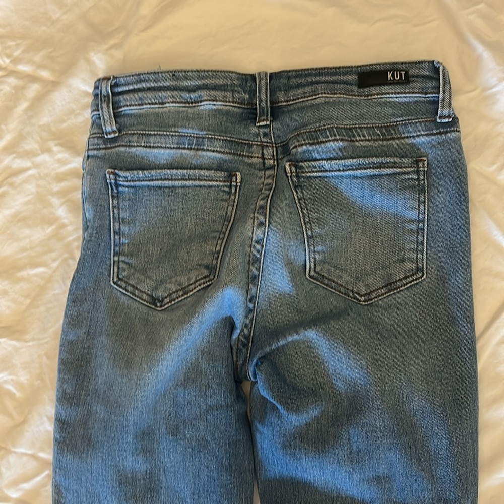 KUT Stevie straight leg high rise button front blue jeans, distressed, Size 6 - Picture 4 of 5